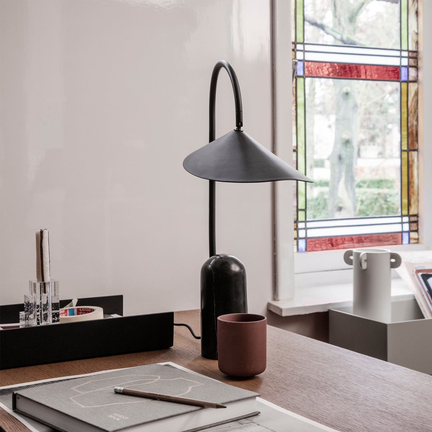 Lampe de Table Ajustable Contemporaine - Design Élégant en Marbre et Métal