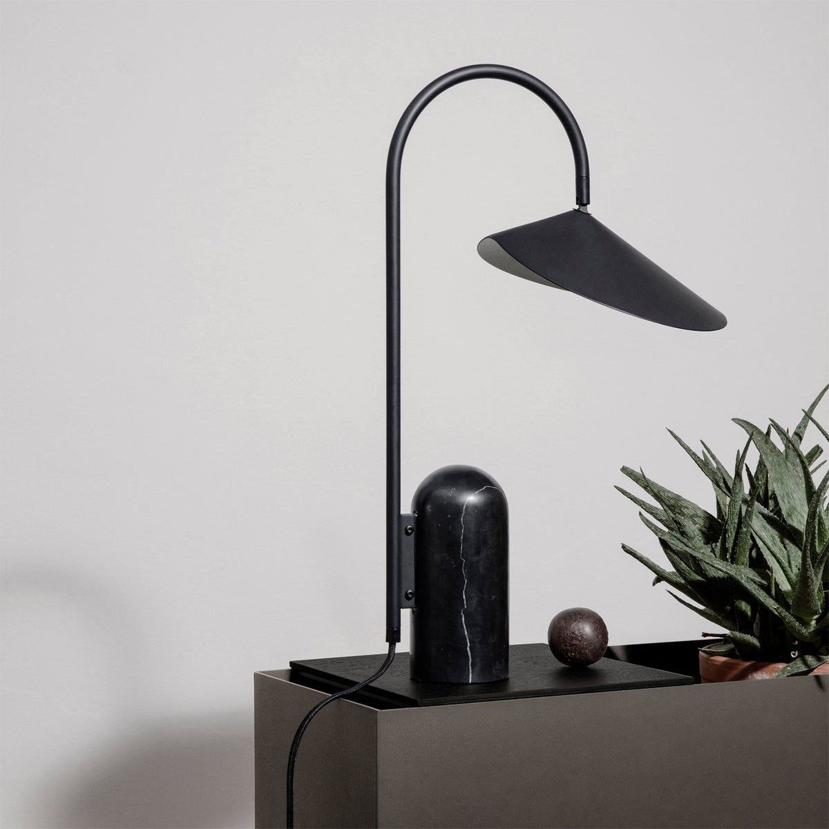 Lampe de Table Ajustable Contemporaine - Design Élégant en Marbre et Métal