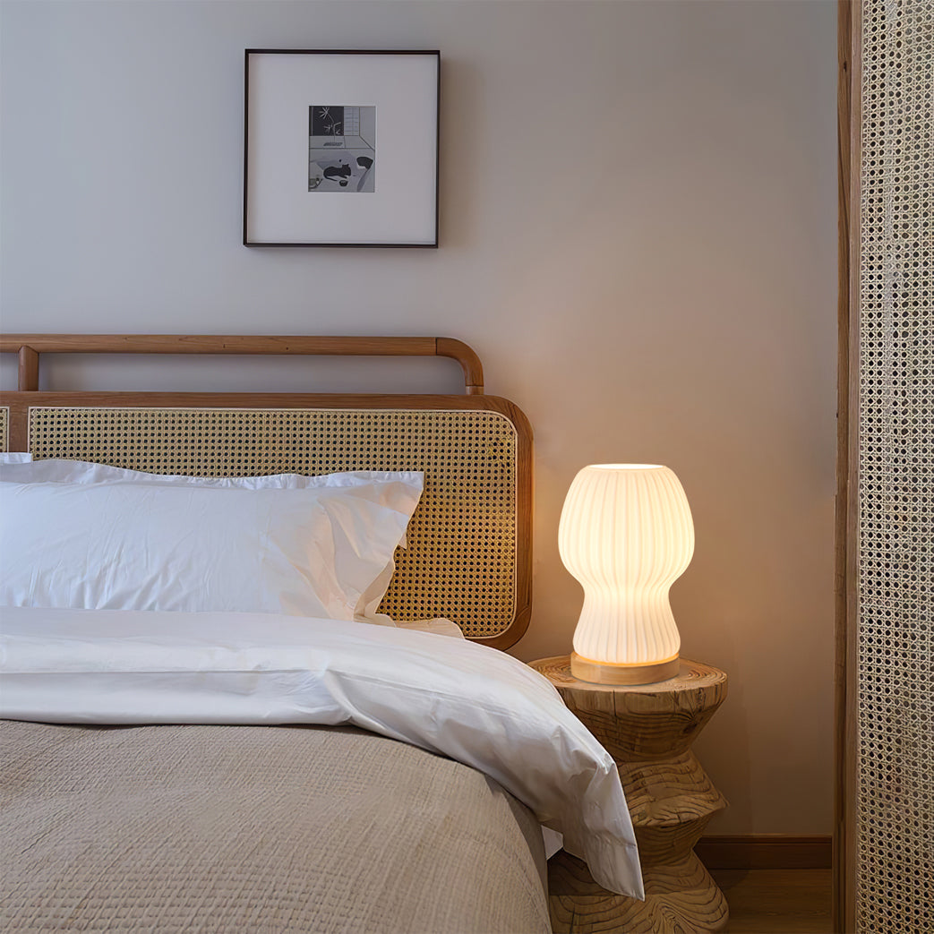 Lampe de Table en Verre Pliée - Élégance et Ambiance Chaleureuse