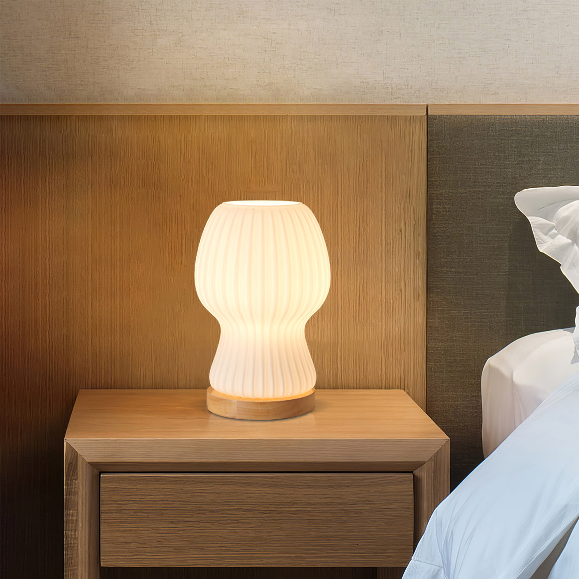 Lampe de Table en Verre Pliée - Élégance et Ambiance Chaleureuse