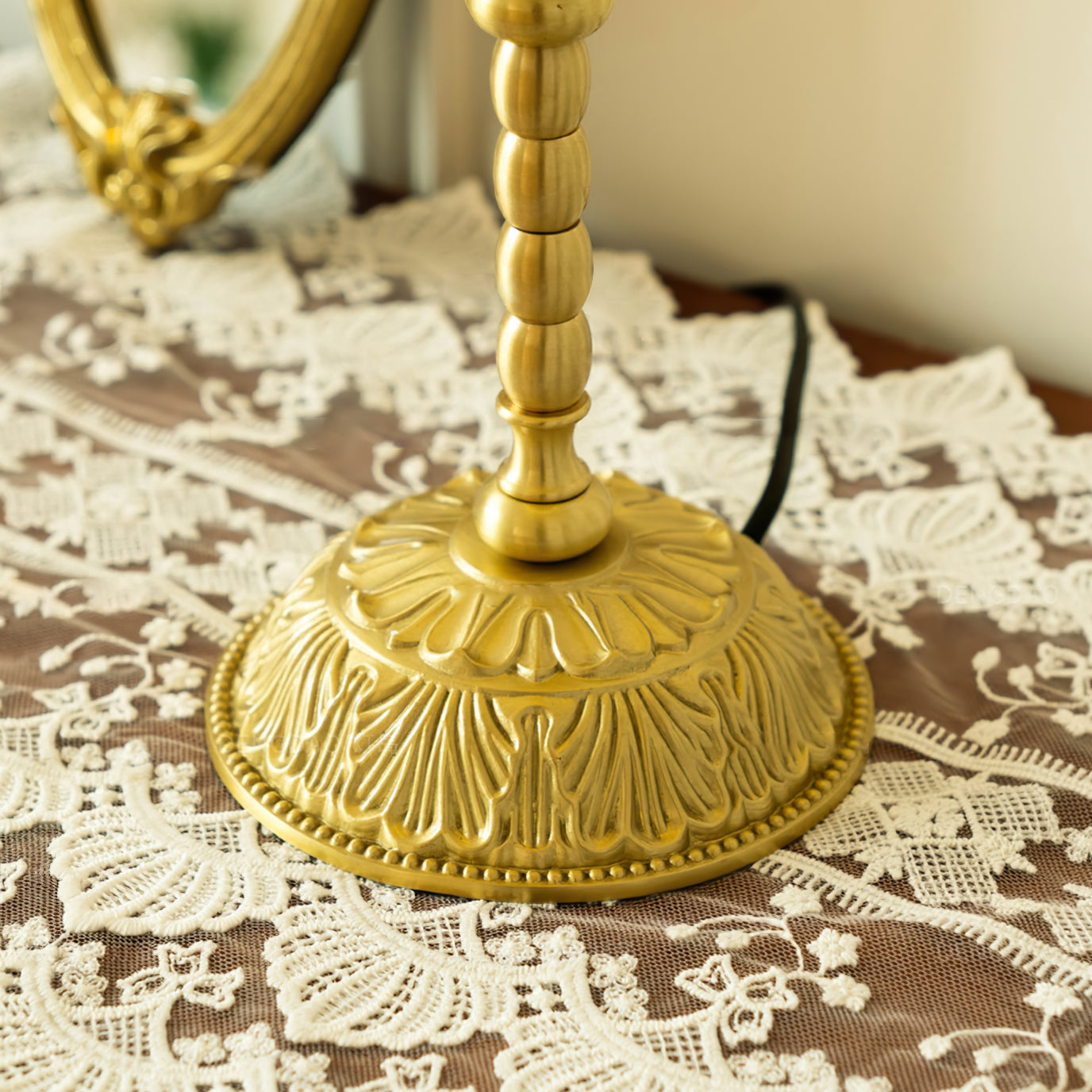 Lampe en Verre et Bambou - Élégance Naturelle avec Base Dorée