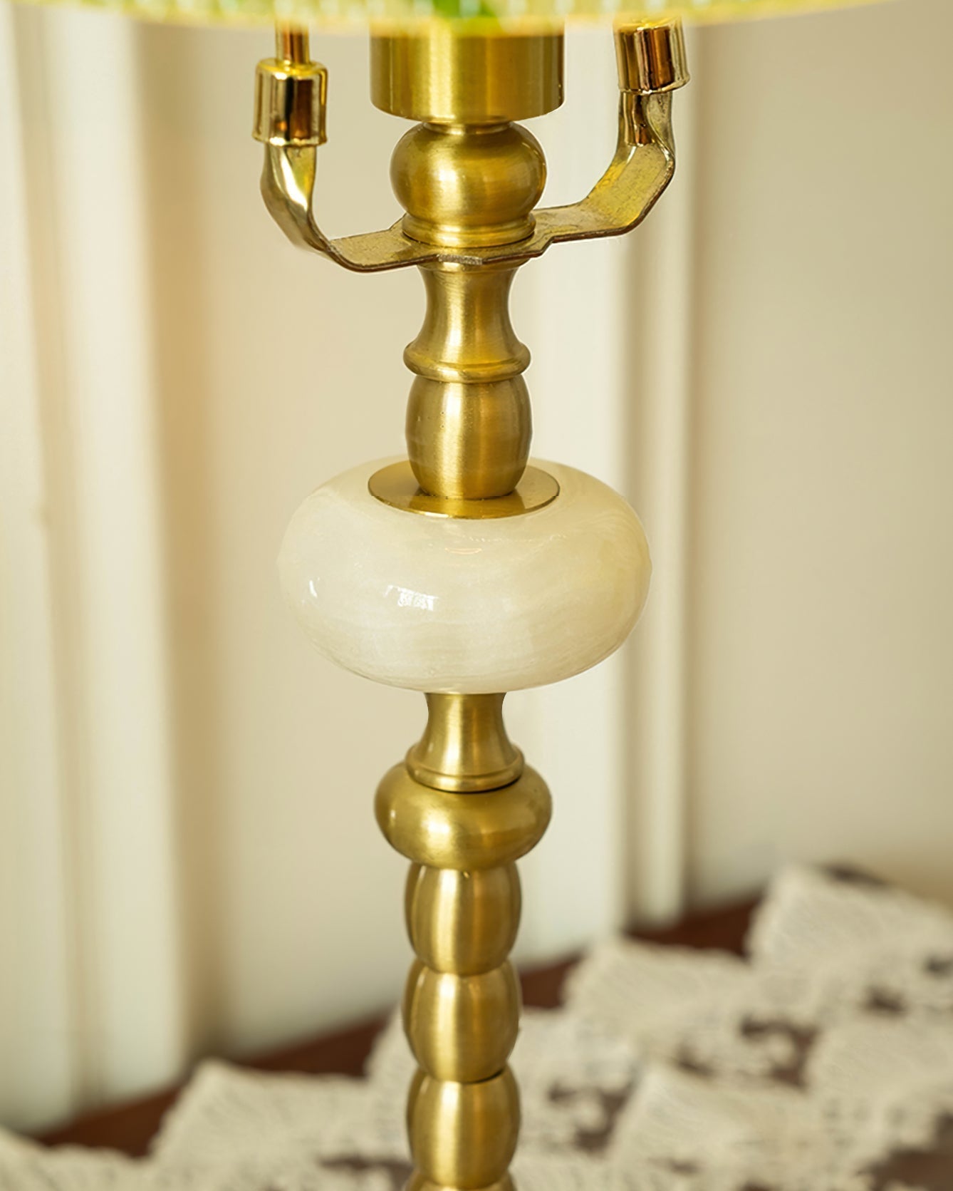 Lampe en Verre et Bambou - Élégance Naturelle avec Base Dorée