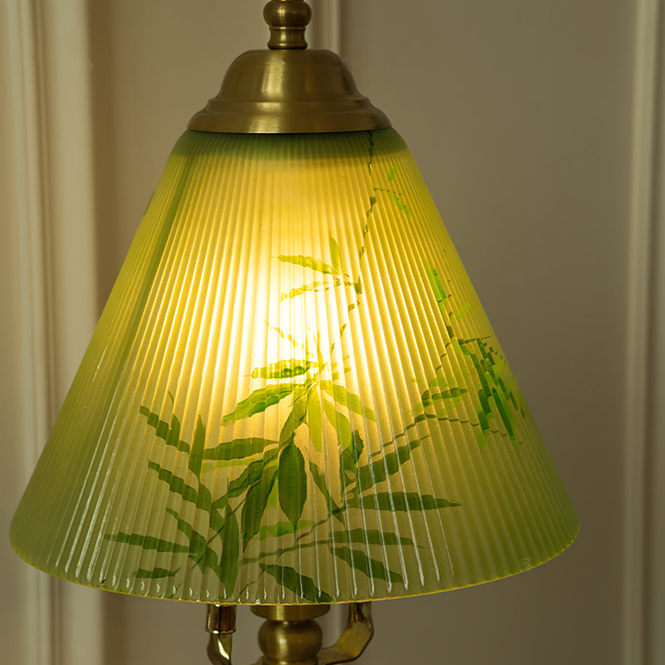 Lampe en Verre et Bambou - Élégance Naturelle avec Base Dorée