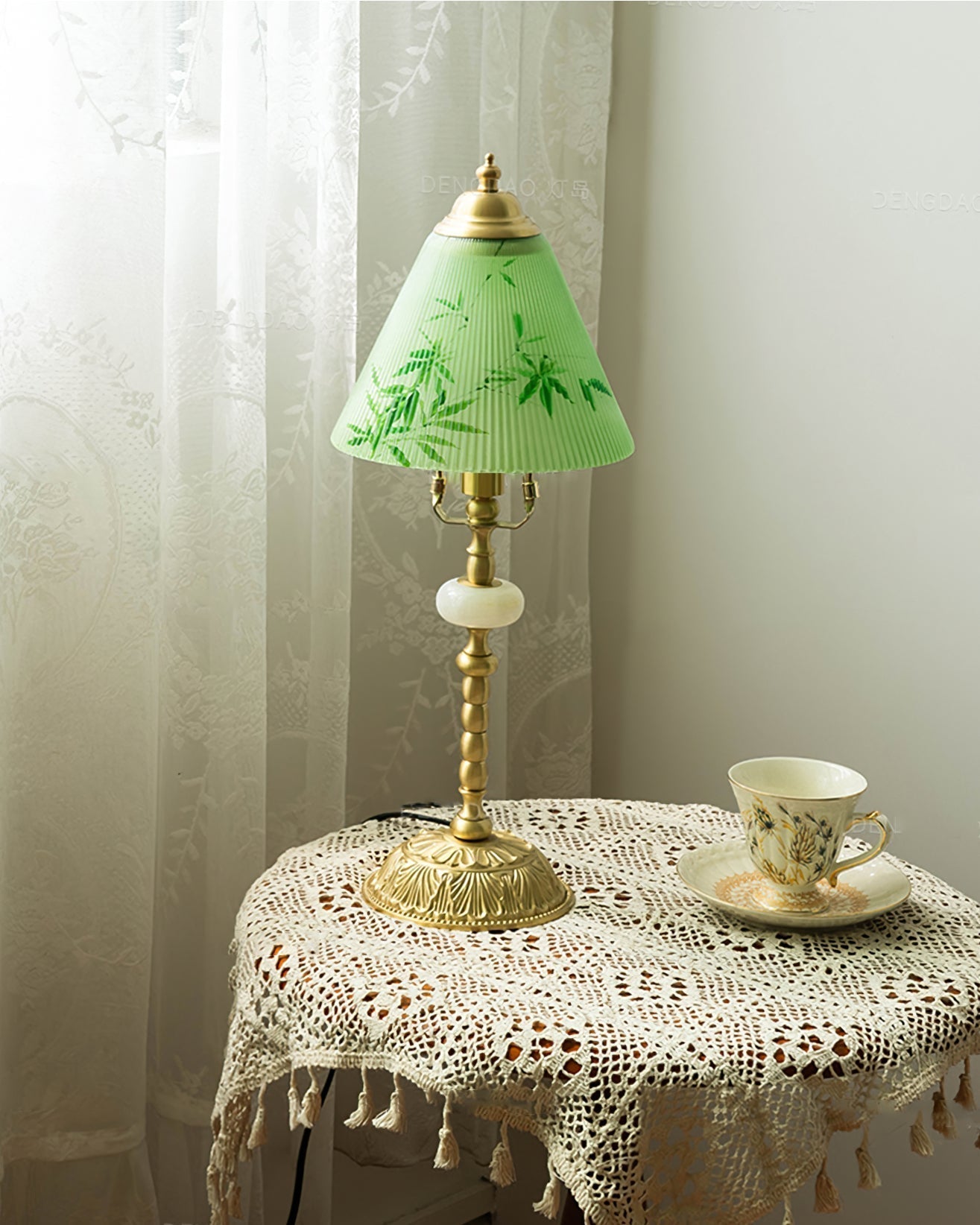 Lampe en Verre et Bambou - Élégance Naturelle avec Base Dorée