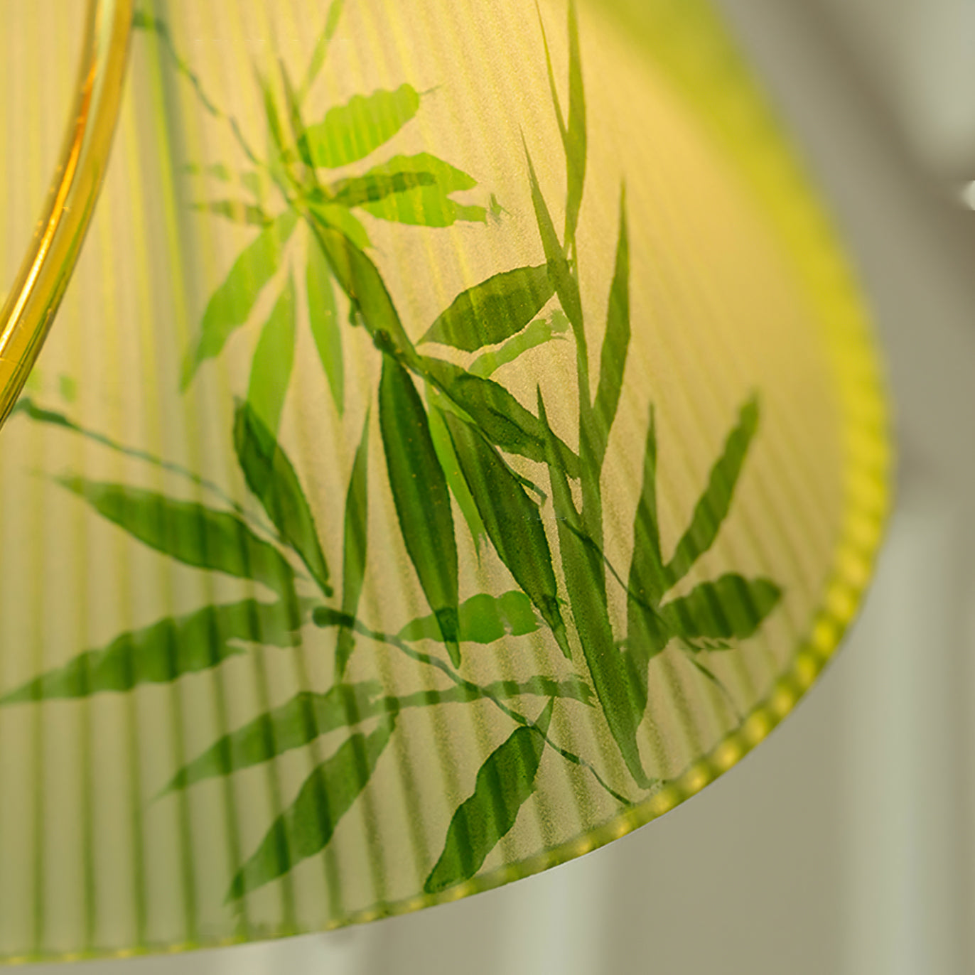 Lampe en Verre et Bambou - Élégance Naturelle avec Base Dorée