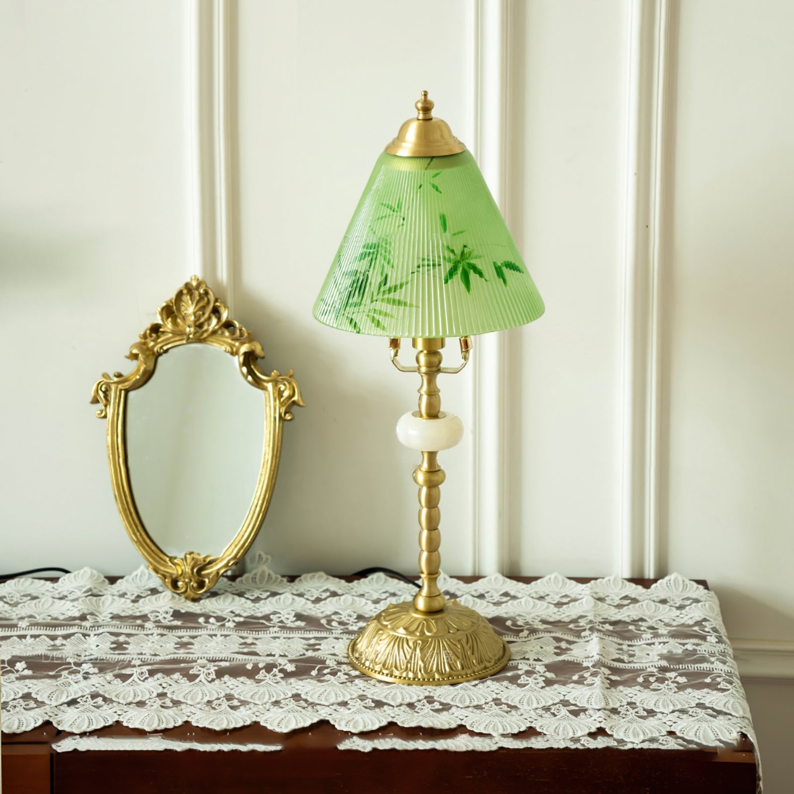 Lampe en Verre et Bambou - Élégance Naturelle avec Base Dorée