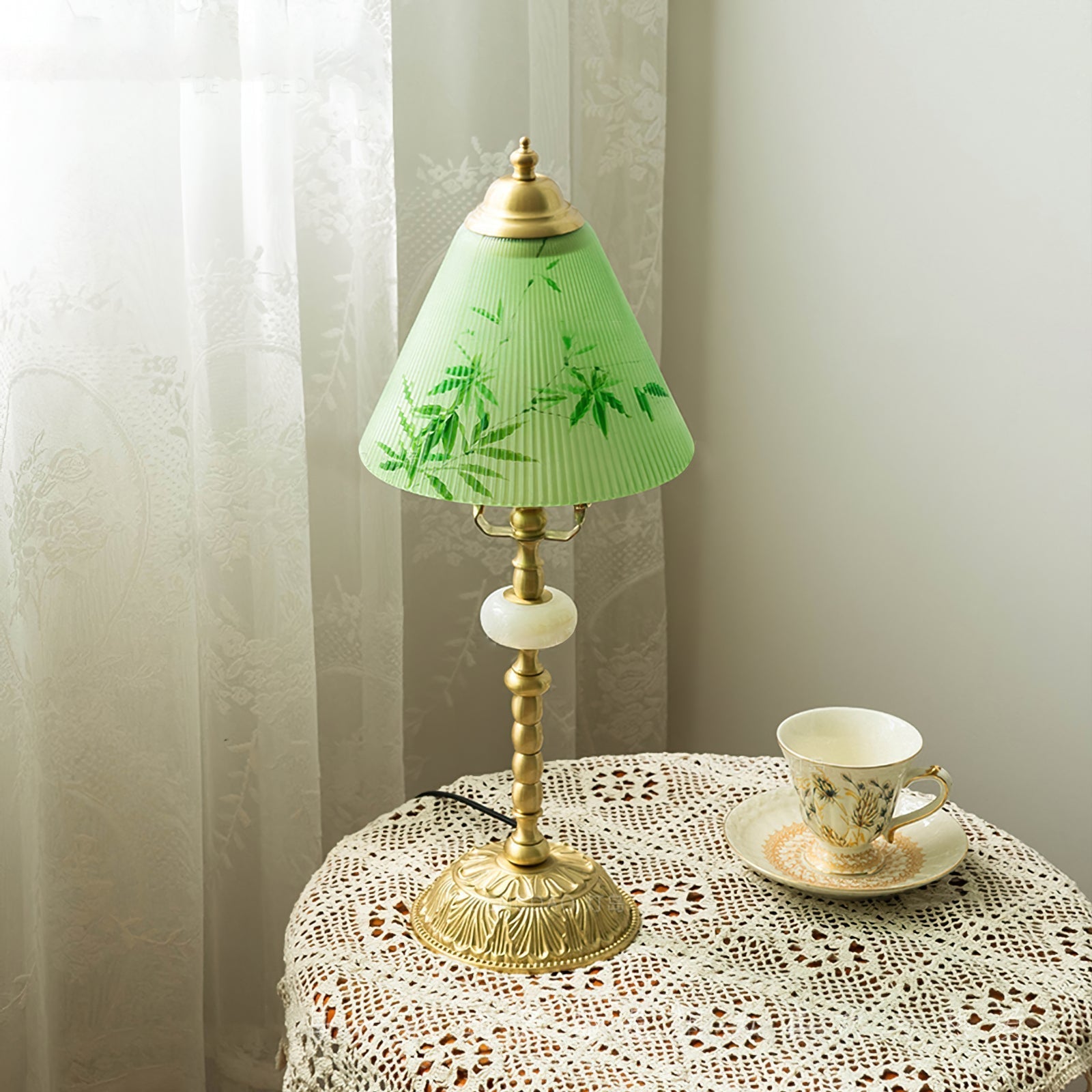 Lampe en Verre et Bambou - Élégance Naturelle avec Base Dorée