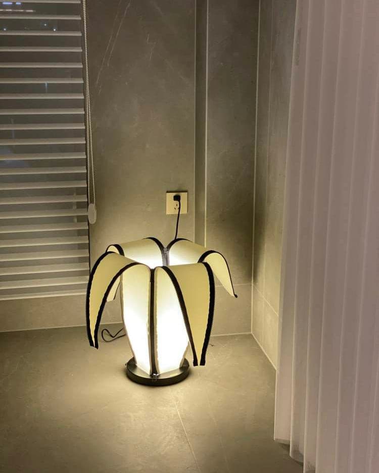 Lampe de Table en Forme de Banane - Design Ludique et Réglable