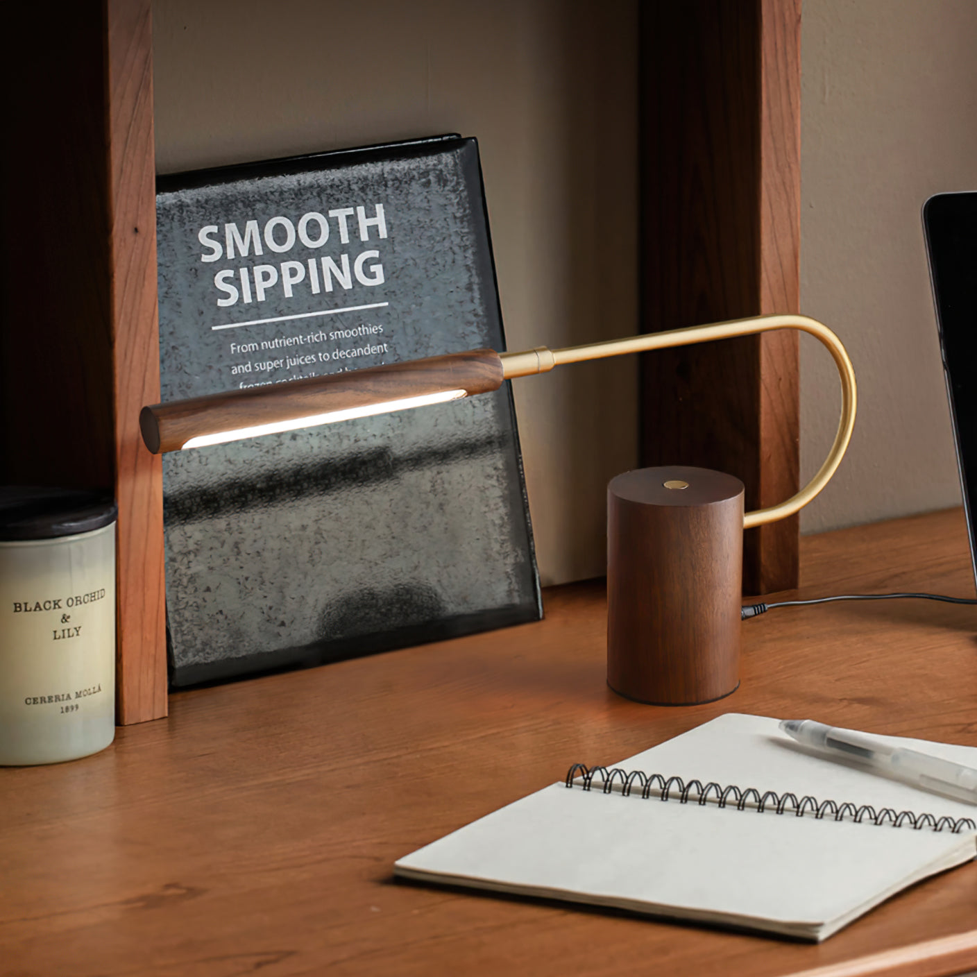 Lampe de Table en Bois de Noyer - Éclairage Élégant et Rechargeable