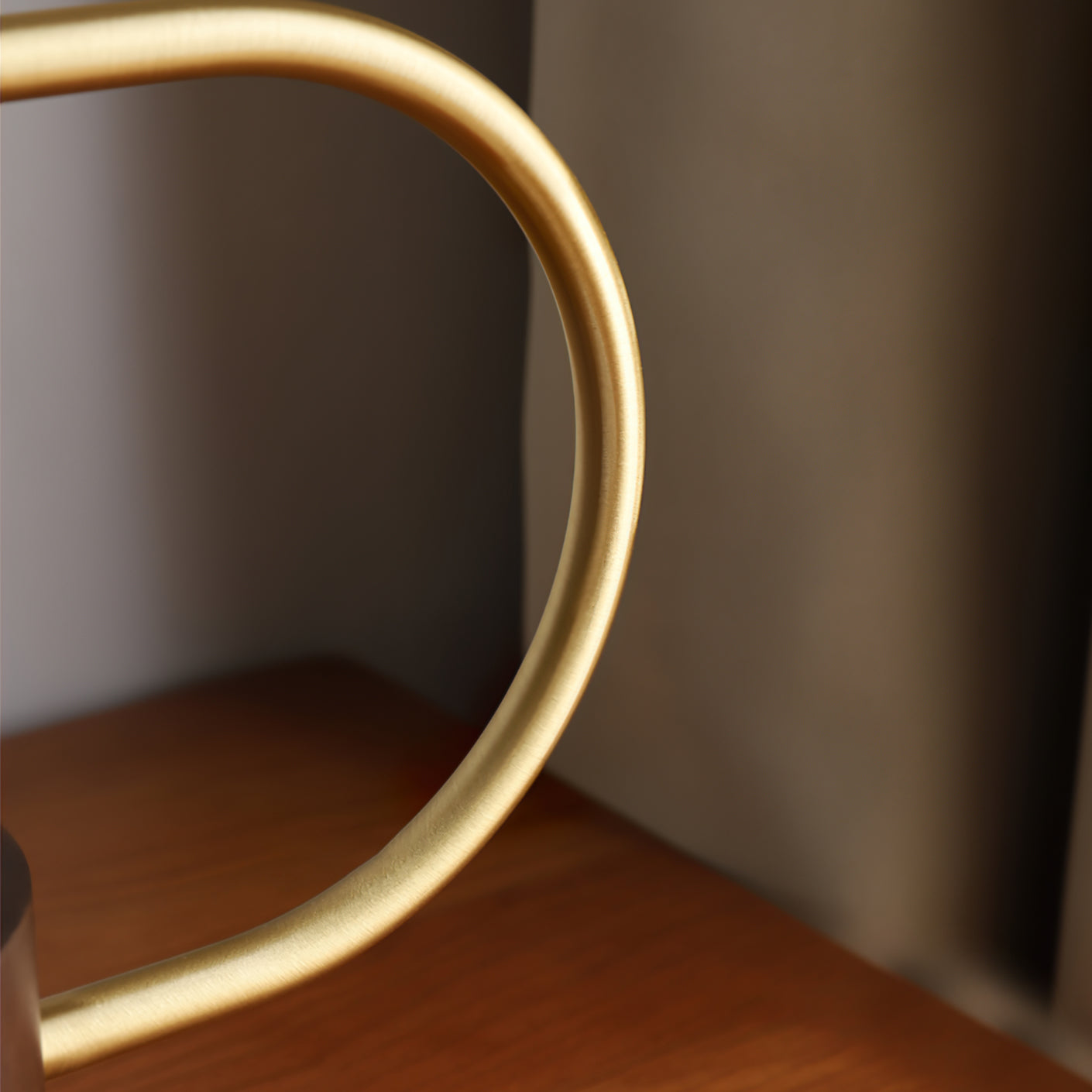 Lampe de Table en Bois de Noyer - Éclairage Élégant et Rechargeable