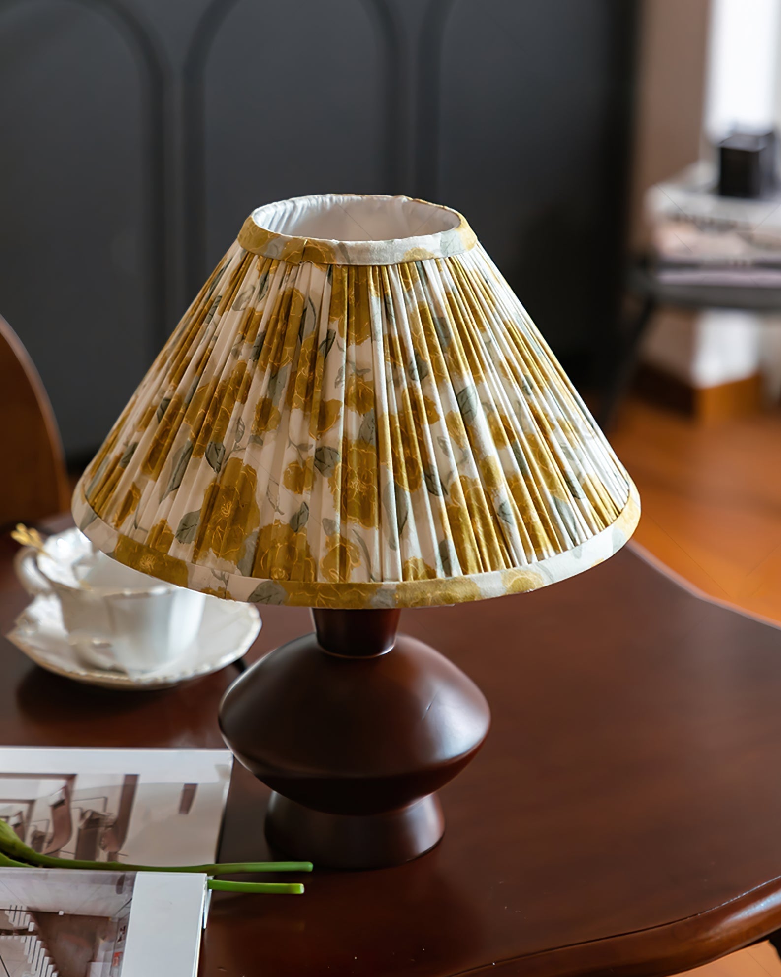 Lampe de Bureau Élégante en Bois - Abat-Jour en Forme de Fleur