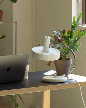 Lampe de Bureau Moderne et Élégante - Éclairage Fiable et Atmosphère Accueillante