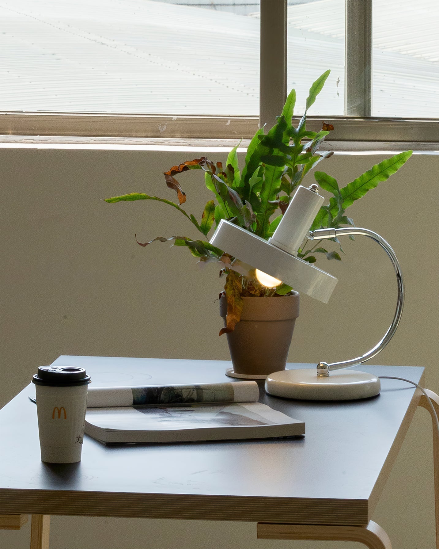 Lampe de Bureau Moderne et Élégante - Éclairage Fiable et Atmosphère Accueillante