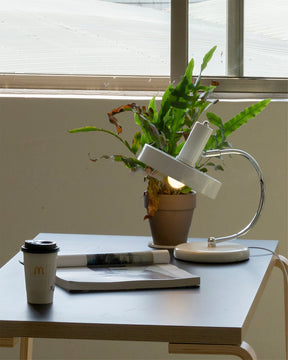 Lampe de Bureau Moderne et Élégante - Éclairage Fiable et Atmosphère Accueillante