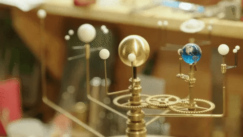 Modèle Solaire Rotatif en Laiton | Éducatif et Décoratif pour Tout Espace