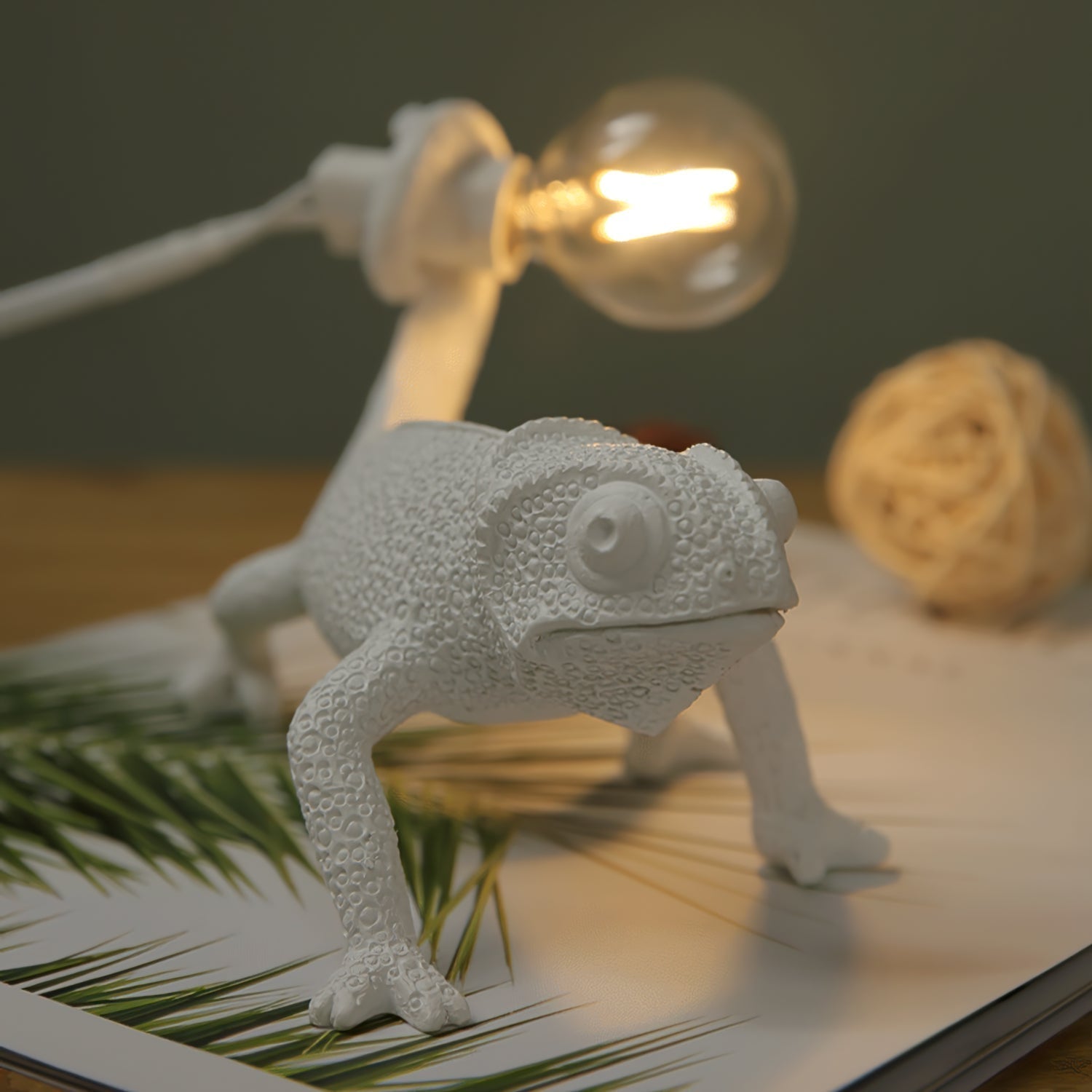 Lampe de Table Caméléon en Résine - Design Unique et Éclairage Chaleureux
