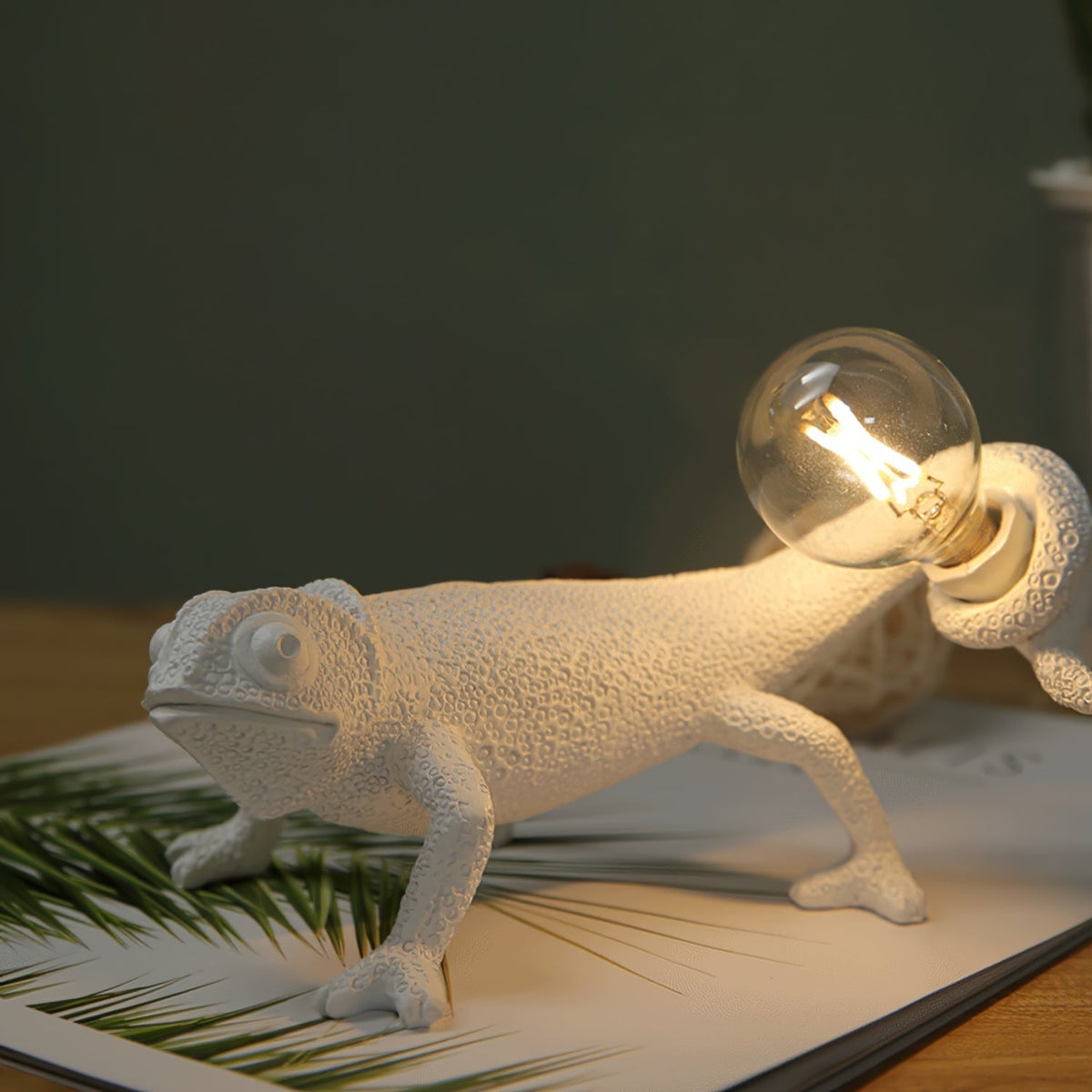 Lampe de Table Caméléon en Résine - Design Unique et Éclairage Chaleureux