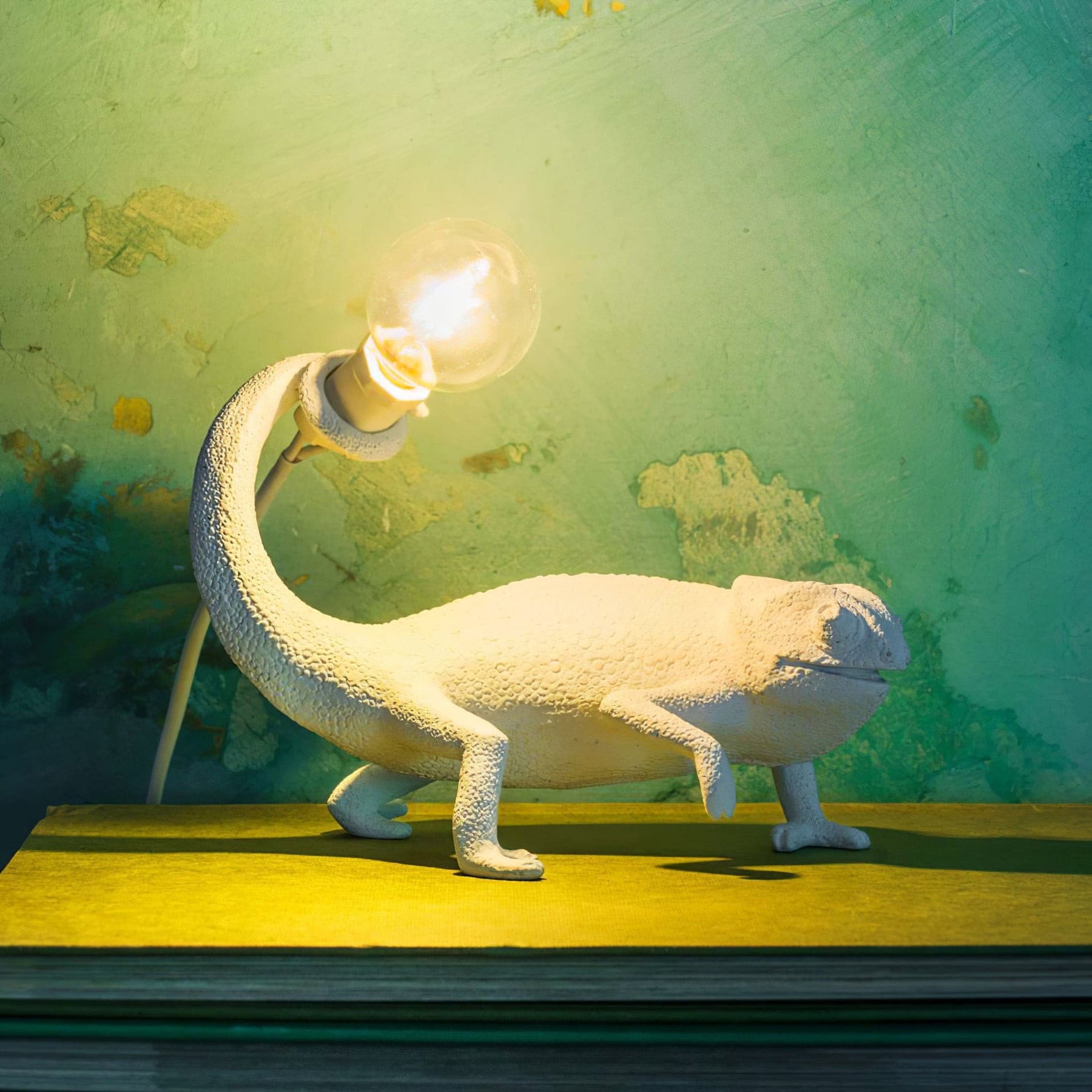 Lampe de Table Caméléon en Résine - Design Unique et Éclairage Chaleureux