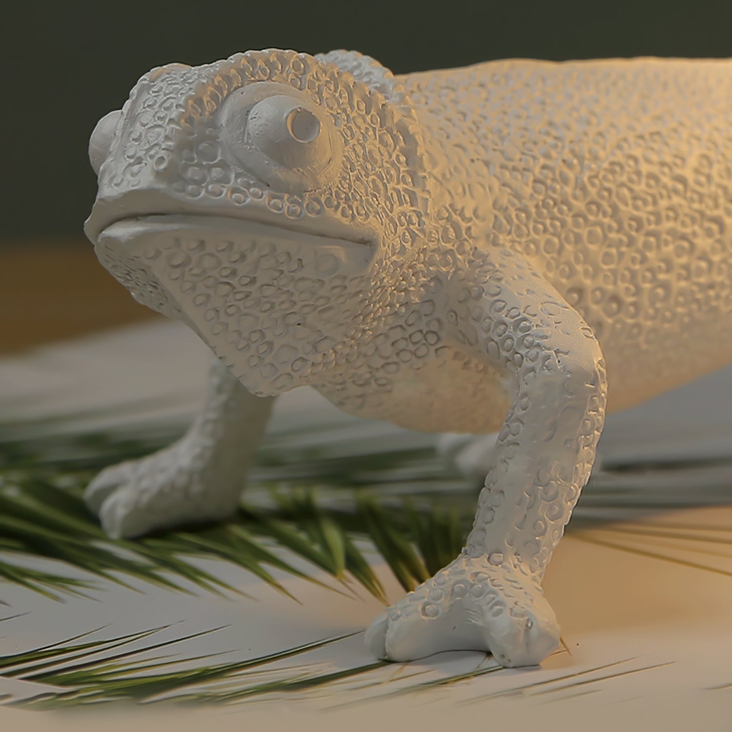 Lampe de Table Caméléon en Résine - Design Unique et Éclairage Chaleureux