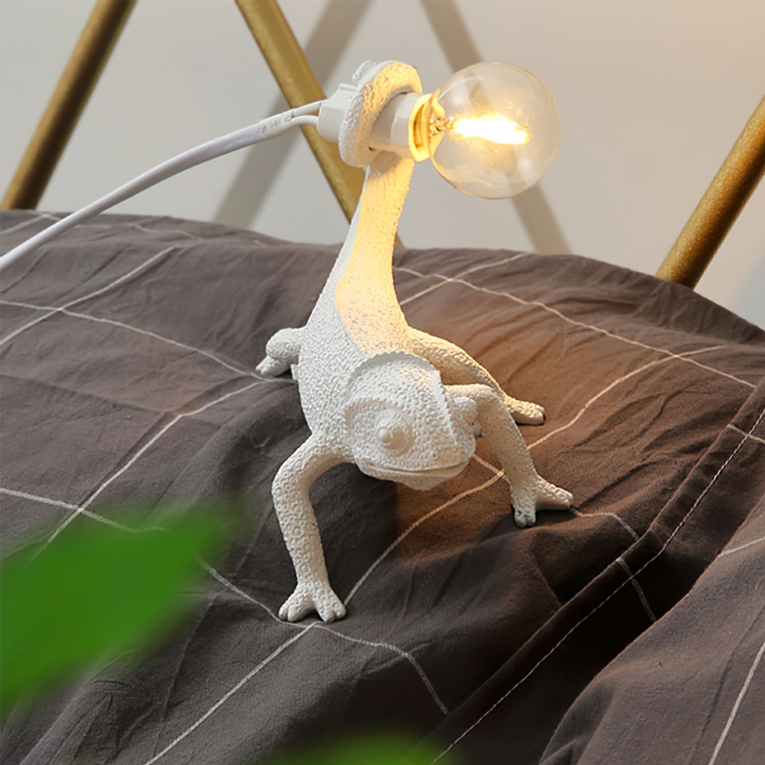 Lampe de Table Caméléon en Résine - Design Unique et Éclairage Chaleureux