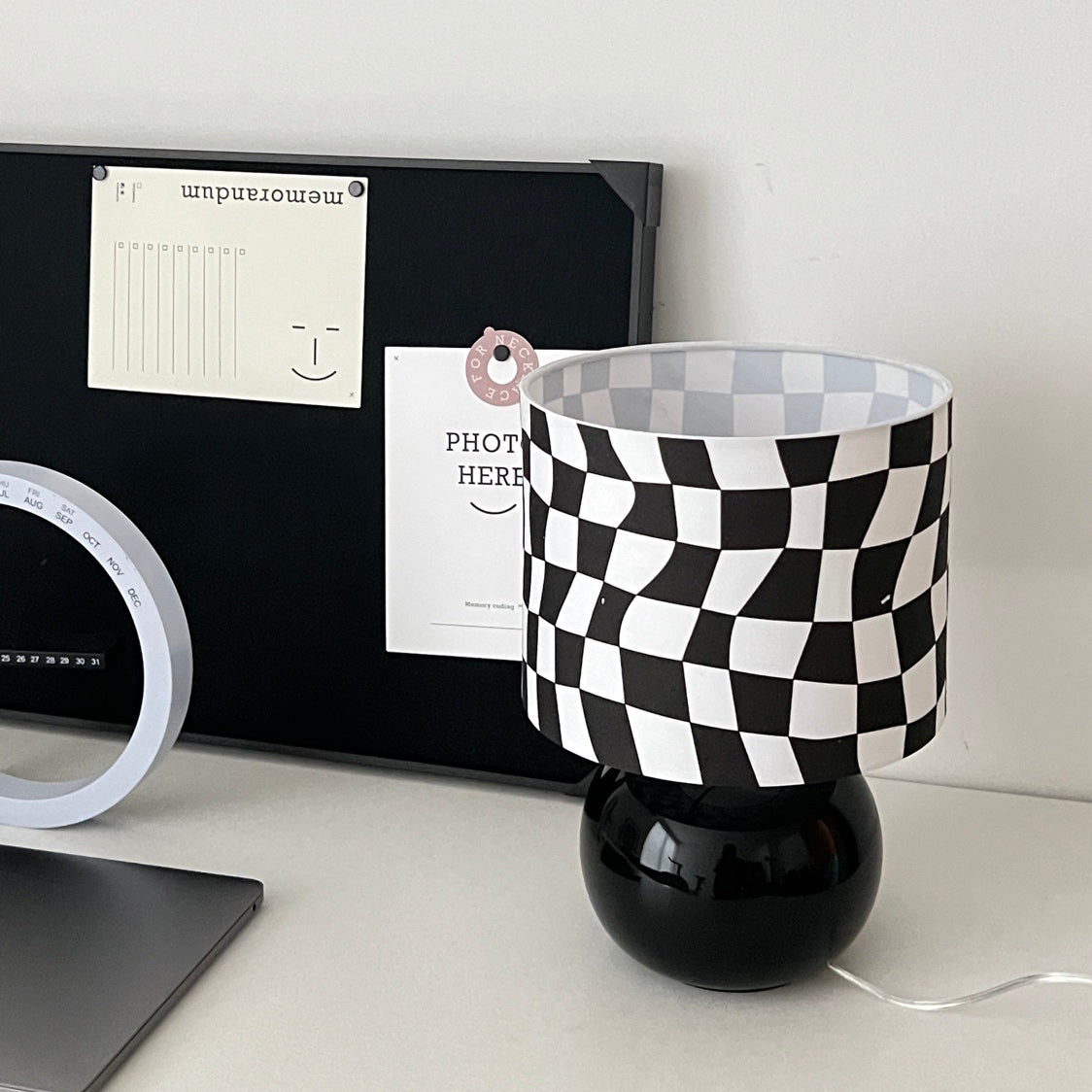 Lampe de Table Géométrique Élégante - Design Unique en Damier et Verre Transparent