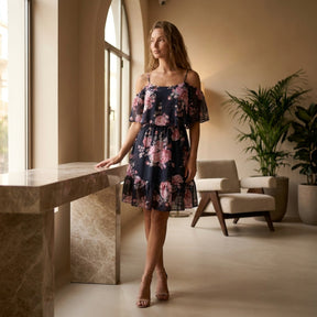 Robe mini en mousseline florale épaules dénudées volants superposés été femme