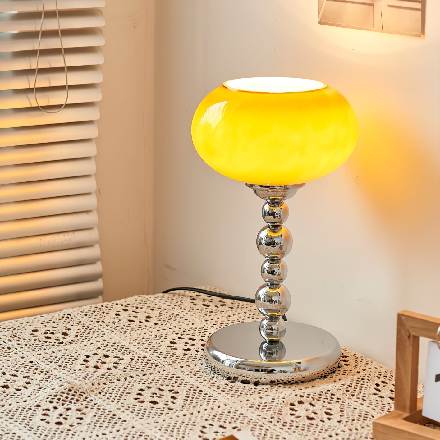 Lampe de Table Futuriste en Verre - Design Élégant avec Finition Chrome