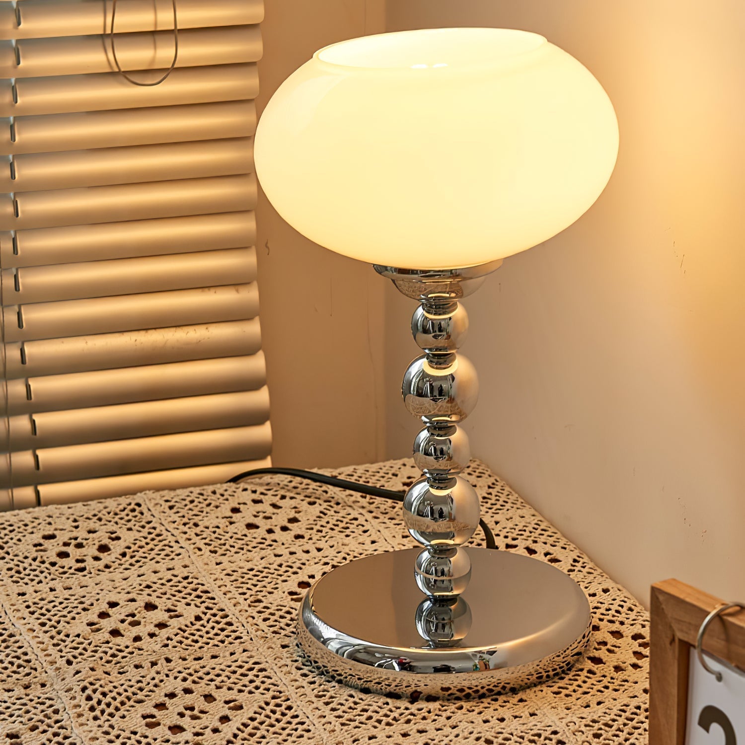 Lampe de Table Futuriste en Verre - Design Élégant avec Finition Chrome