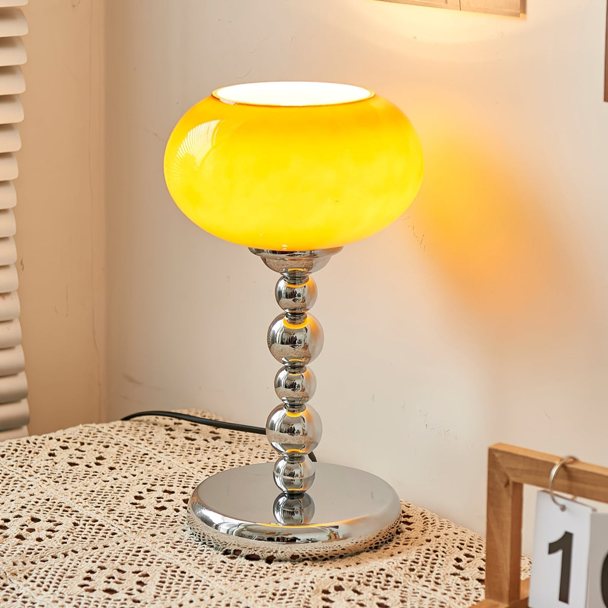Lampe de Table Futuriste en Verre - Design Élégant avec Finition Chrome