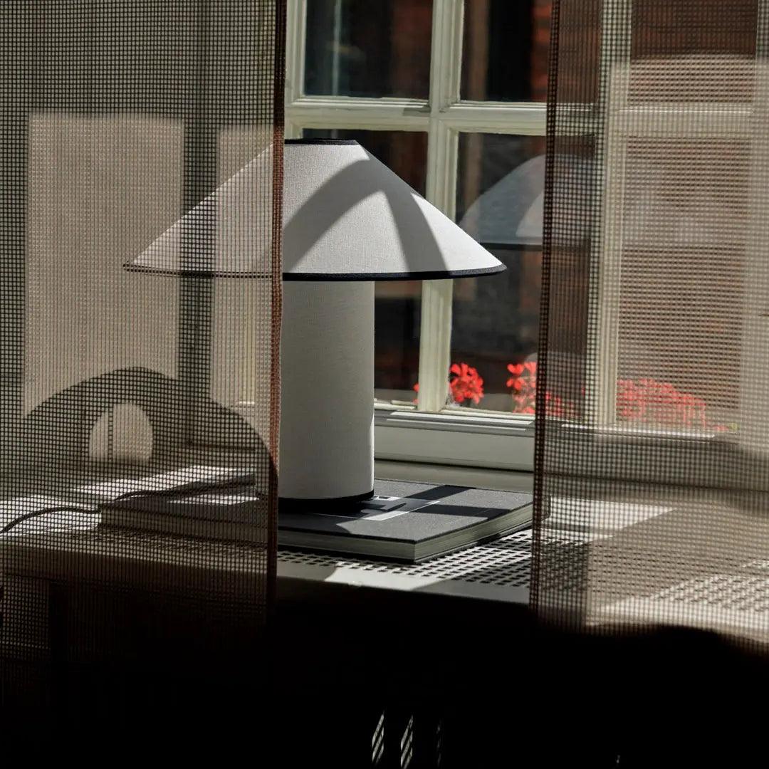 Lampe de Table Élégante et Moderne - Éclairage Chaud et Ambiance Luxueuse