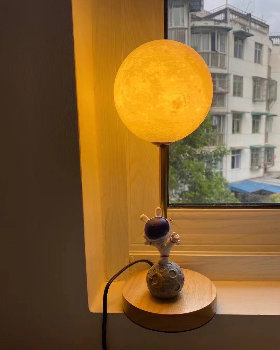 Lampe de Table en Forme de Lune - Design Unique avec Éclairage LED