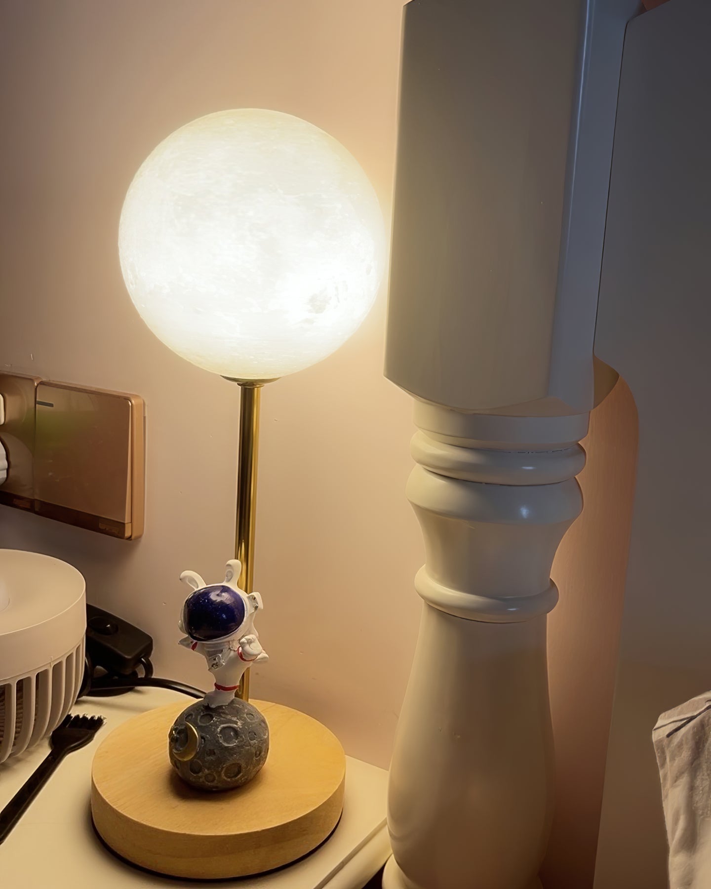 Lampe de Table en Forme de Lune - Design Unique avec Éclairage LED