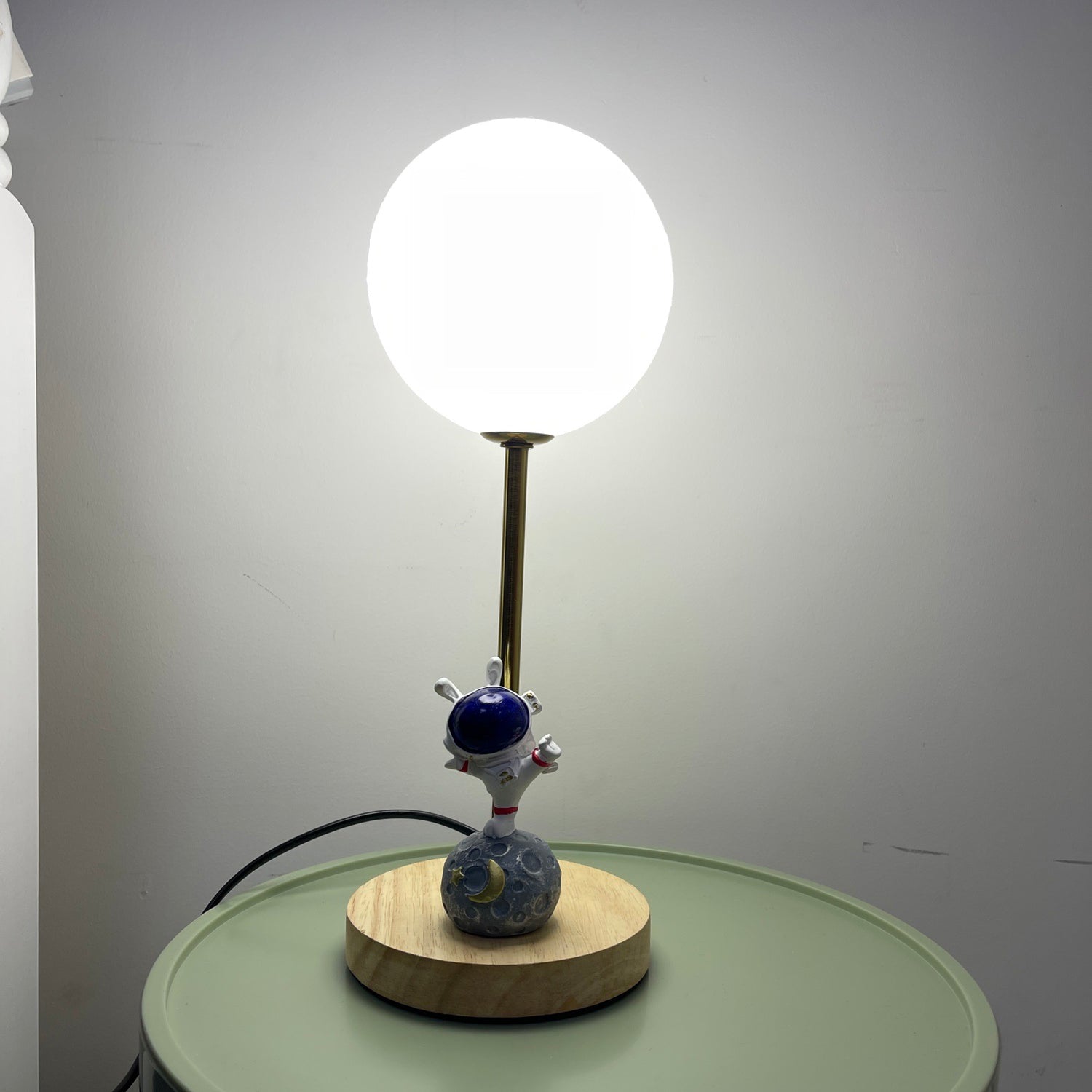 Lampe de Table en Forme de Lune - Design Unique avec Éclairage LED