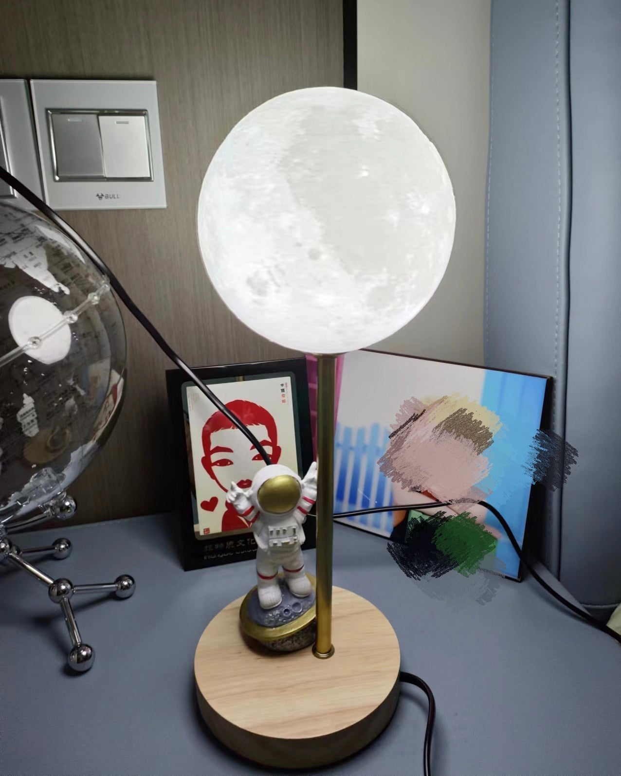 Lampe de Table en Forme de Lune - Design Unique avec Éclairage LED