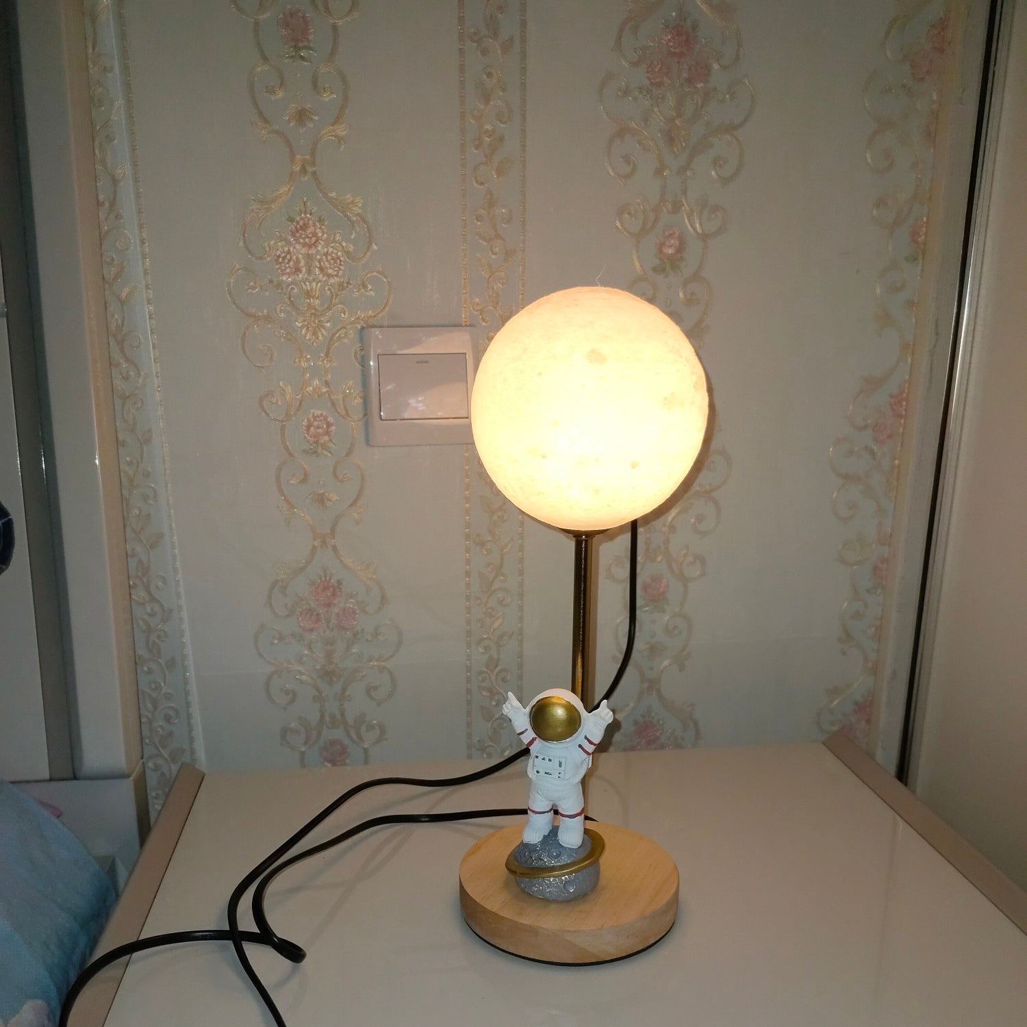 Lampe de Table en Forme de Lune - Design Unique avec Éclairage LED