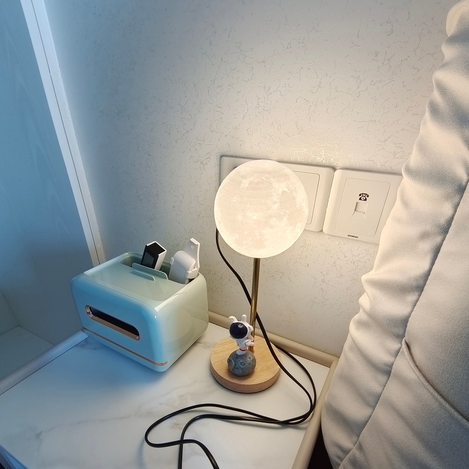 Lampe de Table en Forme de Lune - Design Unique avec Éclairage LED