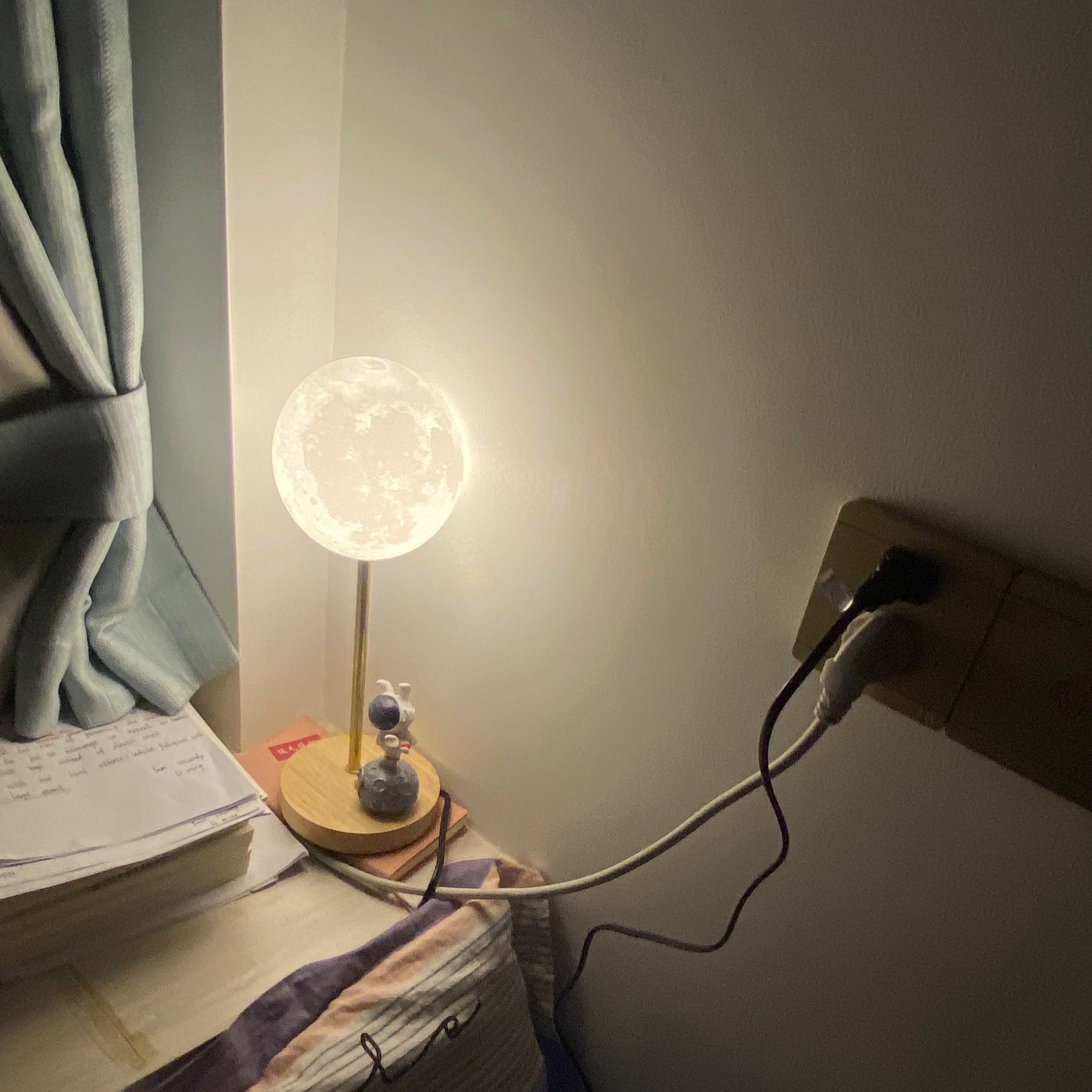 Lampe de Table en Forme de Lune - Design Unique avec Éclairage LED