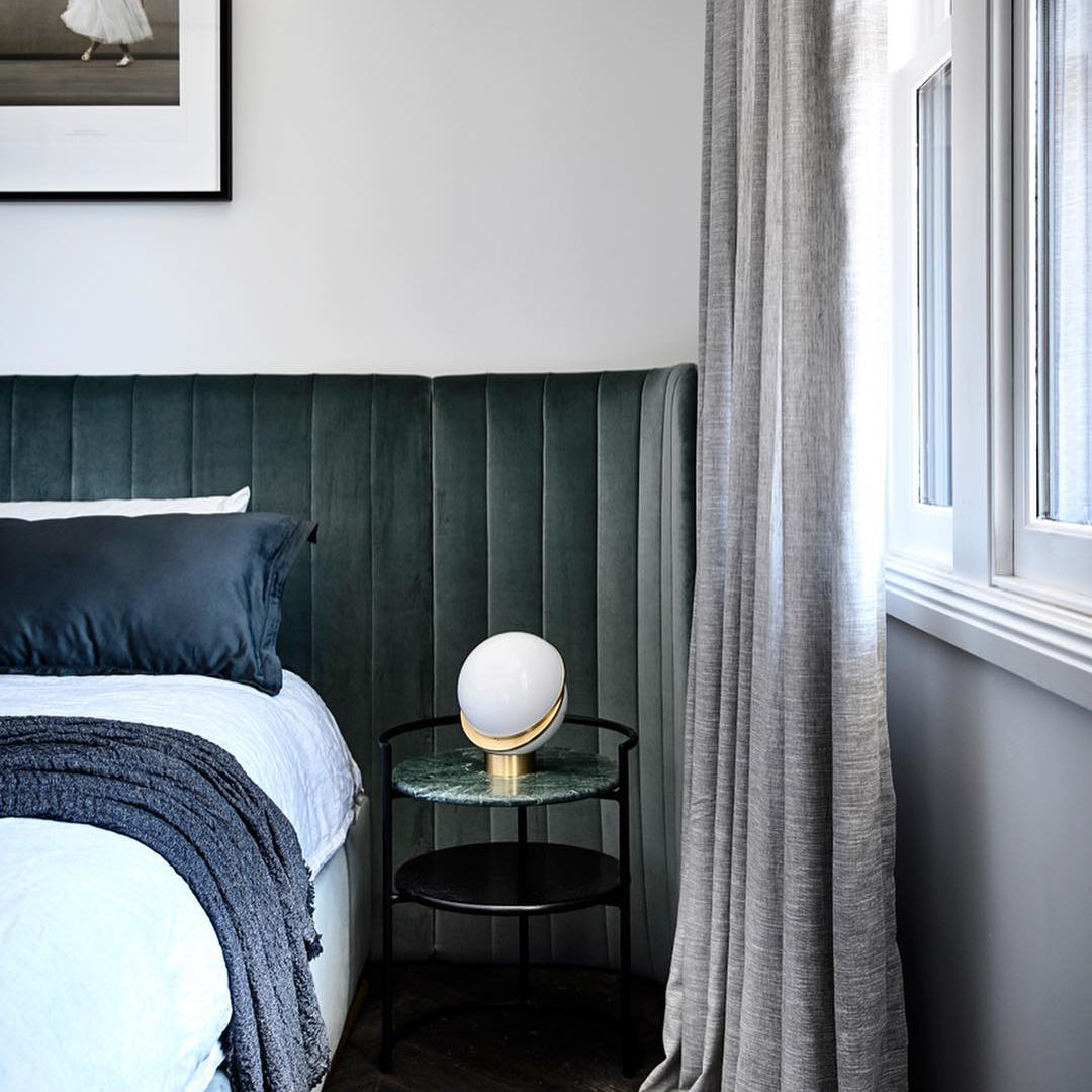 Lampe de Table en Croissant - Design Unique et Éclairage Doux
