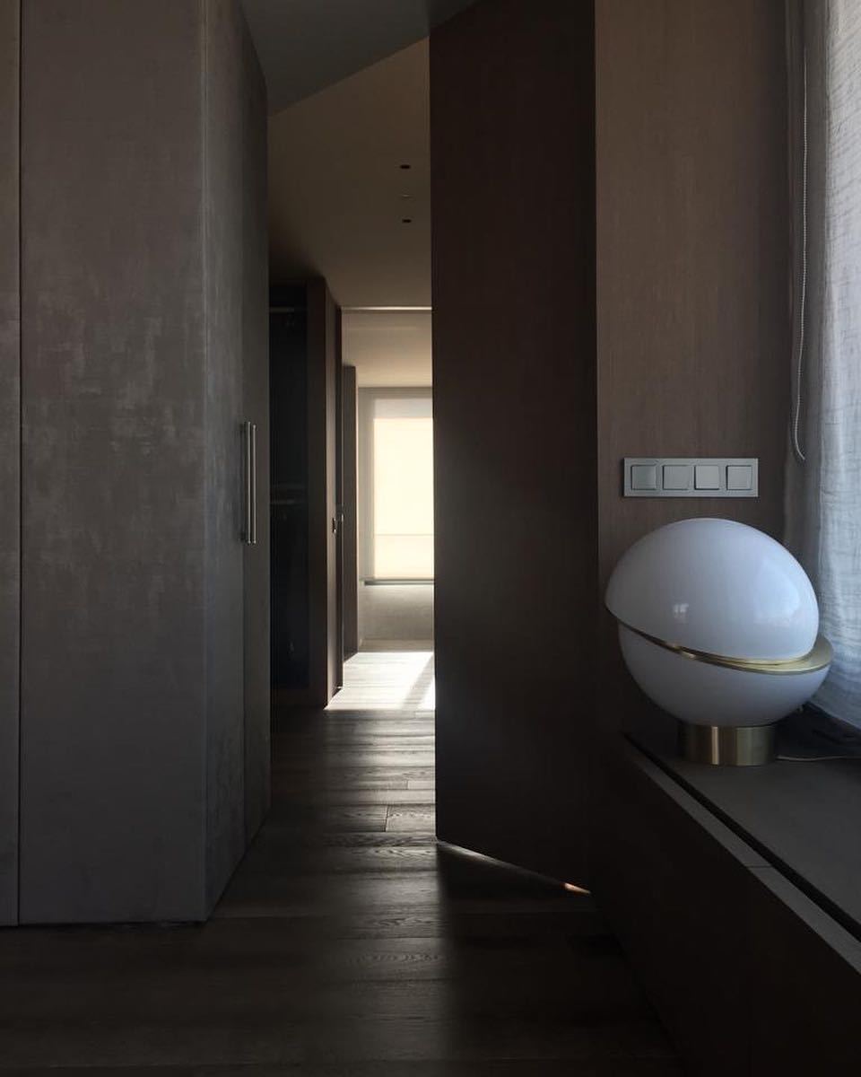 Lampe de Table en Croissant - Design Unique et Éclairage Doux