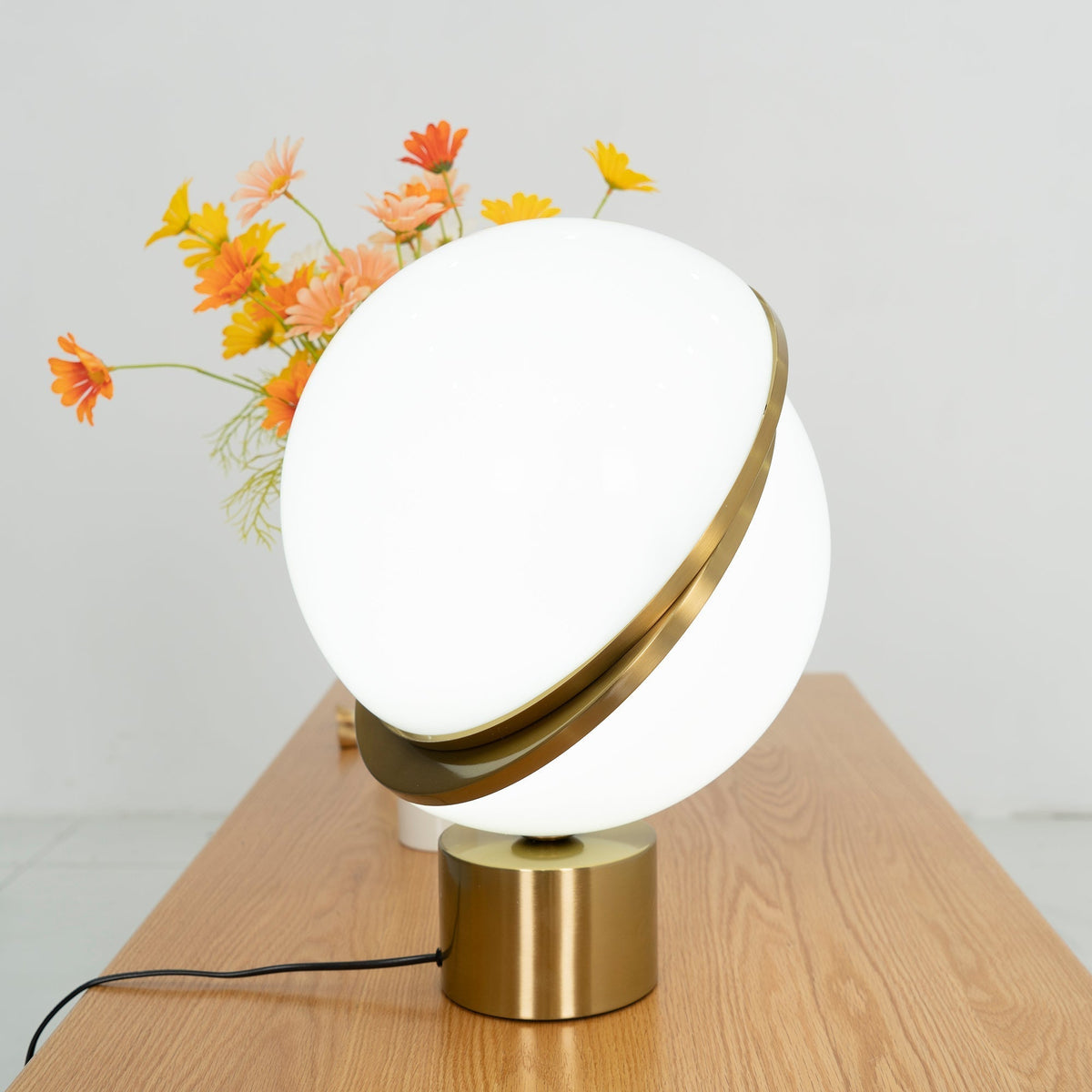 Lampe de Table en Croissant - Design Unique et Éclairage Doux