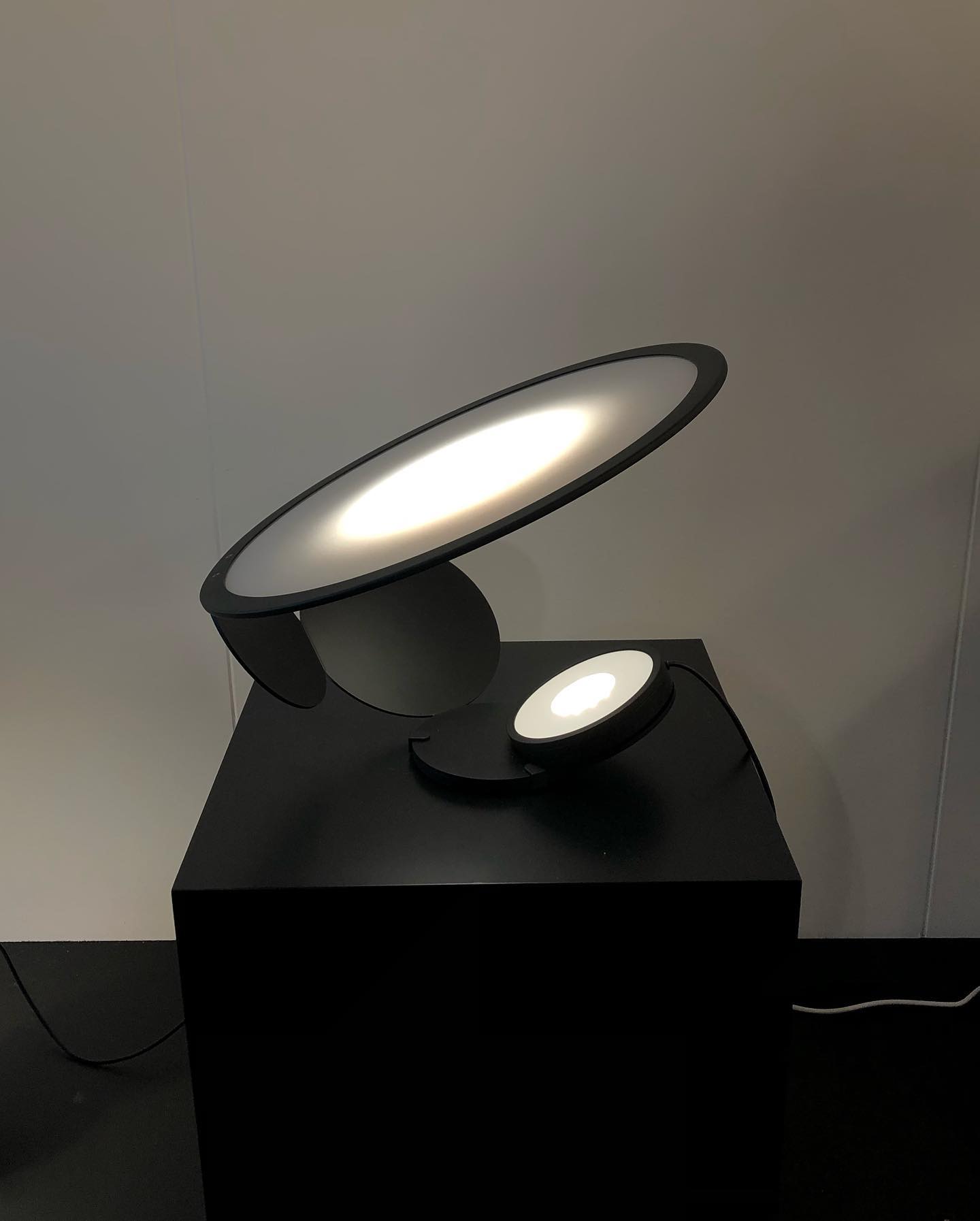 Lampe de Table Élégante - Détails Sculptés et Éclairage Atmosphérique