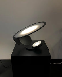 Lampe de Table Élégante - Détails Sculptés et Éclairage Atmosphérique
