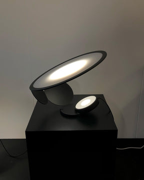 Lampe de Table Élégante - Détails Sculptés et Éclairage Atmosphérique