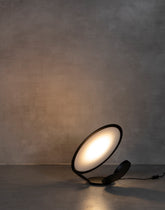 Lampe de Table Élégante - Détails Sculptés et Éclairage Atmosphérique