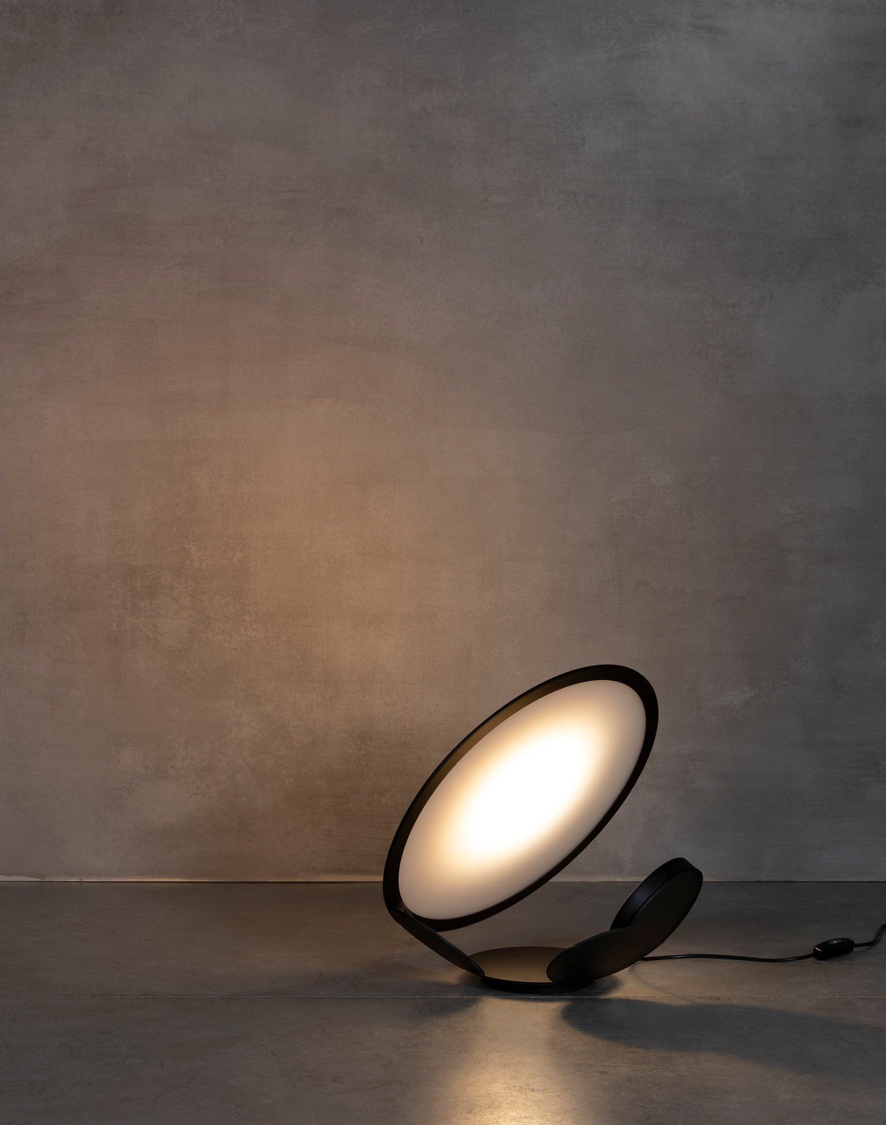 Lampe de Table Élégante - Détails Sculptés et Éclairage Atmosphérique