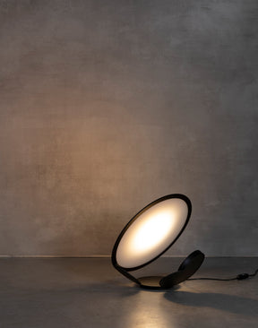 Lampe de Table Élégante - Détails Sculptés et Éclairage Atmosphérique