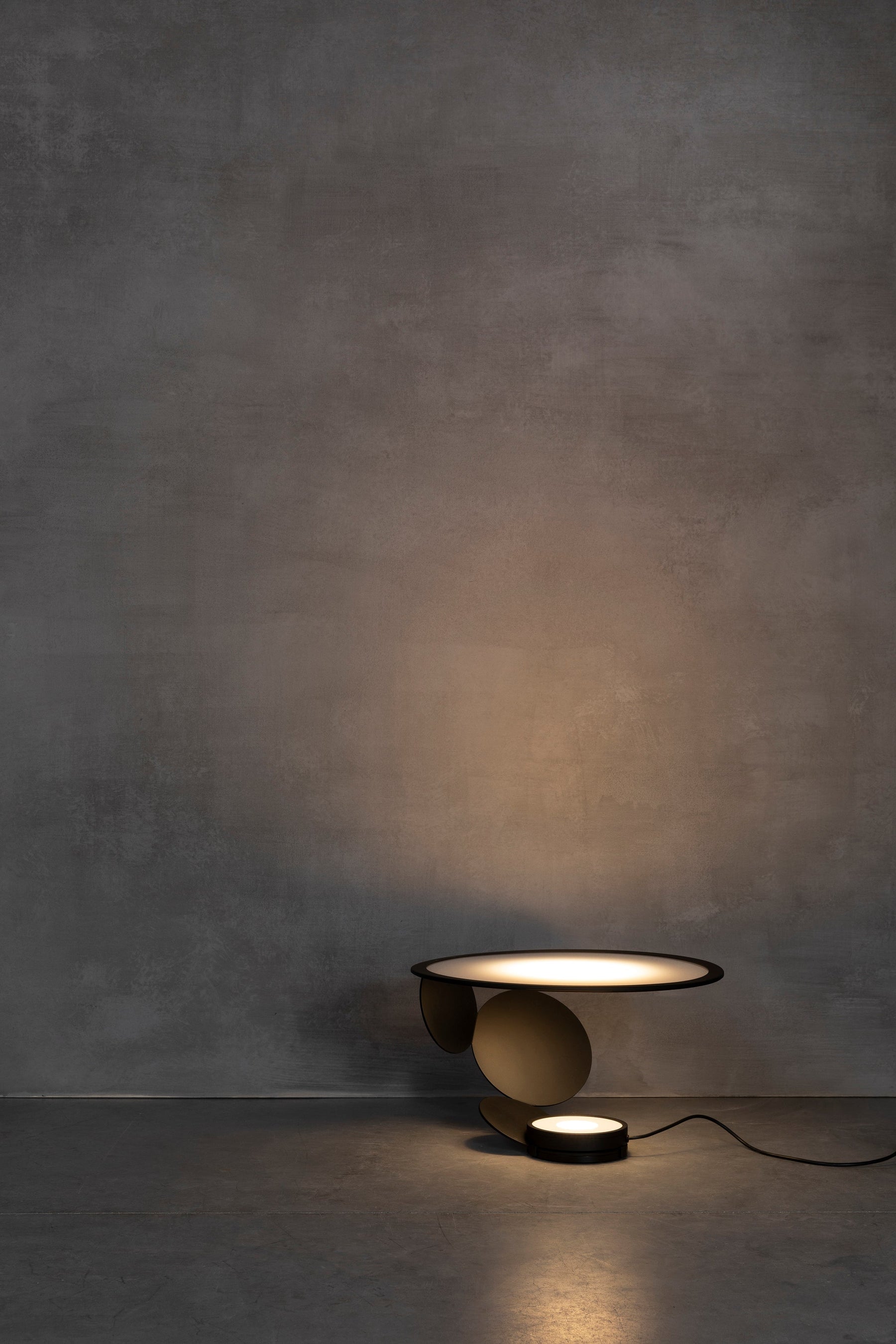 Lampe de Table Élégante - Détails Sculptés et Éclairage Atmosphérique