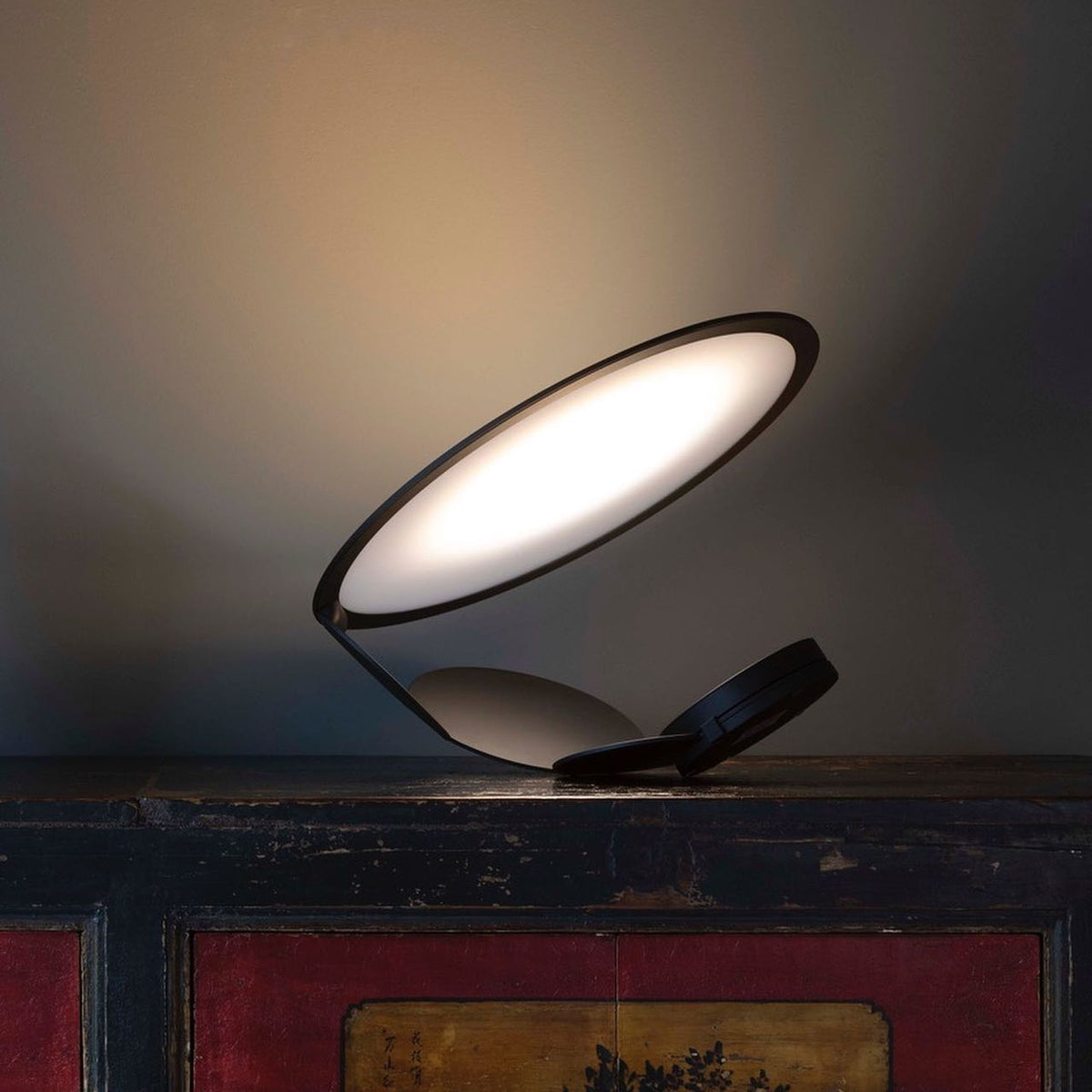 Lampe de Table Élégante - Détails Sculptés et Éclairage Atmosphérique