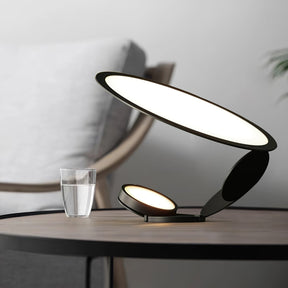 Lampe de Table Élégante - Détails Sculptés et Éclairage Atmosphérique