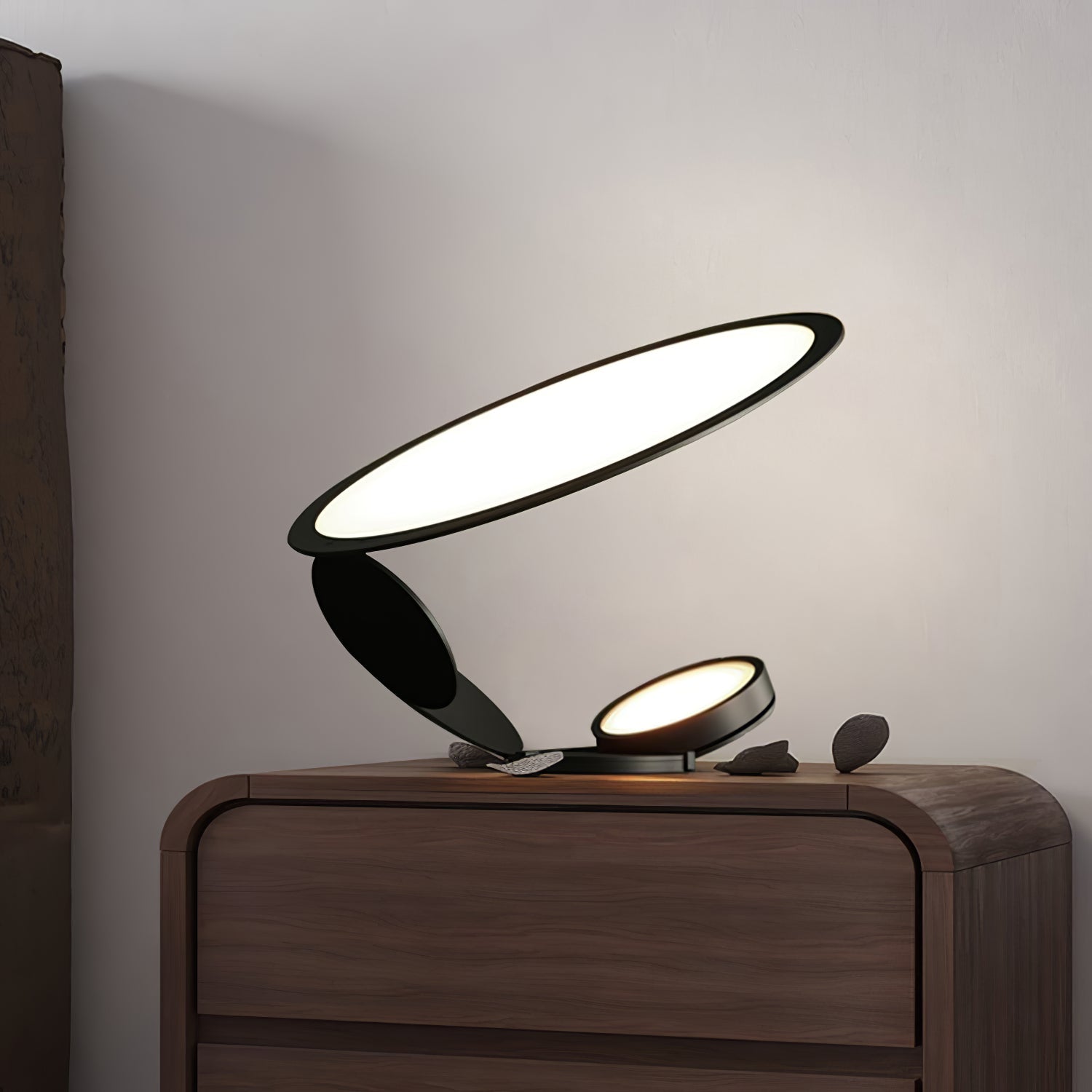 Lampe de Table Élégante - Détails Sculptés et Éclairage Atmosphérique